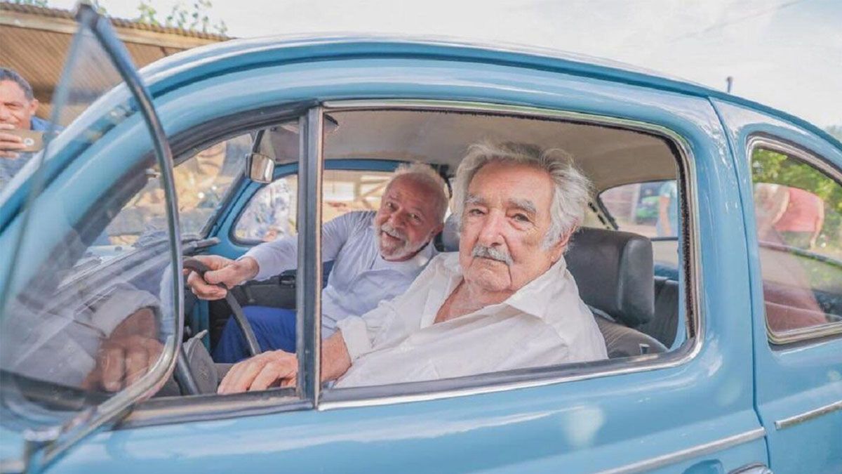 Pepe Mujica lleva en su auto a Lula da Silva a su quinta de Montevideo (Foto: gentileza Sputnik).