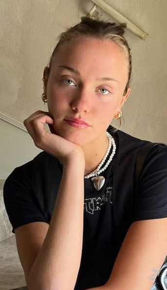 La hija de Maru Botana mostró su look para un casamiento y en las redes no tuvieron piedad