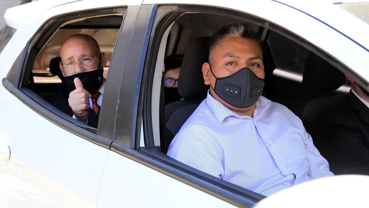 El policía Luis Chocobar junto a sus abogados.&nbsp;