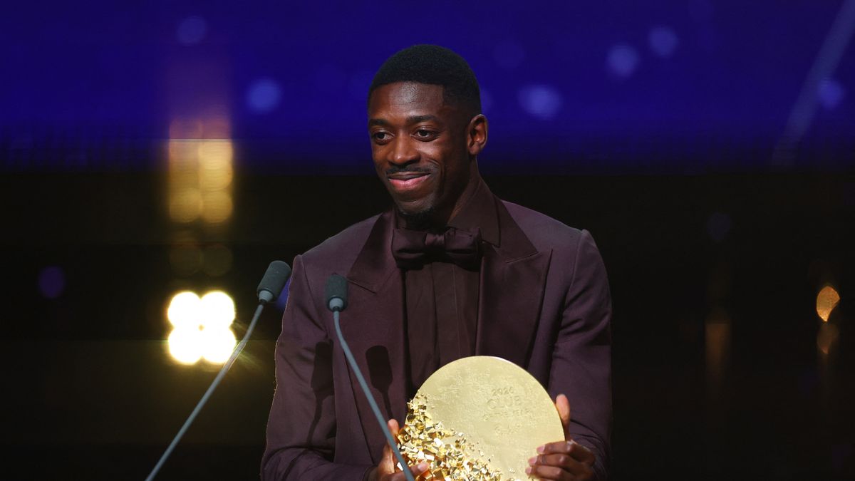 El delantero franc&eacute;s del PSG recibi&oacute; el premio al mejor equipo masculino en representaci&oacute;n del club, que conquist&oacute; la Ligue 1 y la Champions League. (Foto: Reuters).
