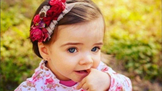 Una pareja rosarina inició una campaña viral para conseguir un costoso medicamento que puede cambiar la vida de su hija