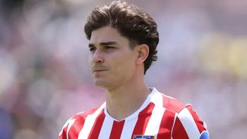 el conmovedor gesto de julian alvarez: cumplio el deseo de un hincha del atletico madrid al que se le murio su hija