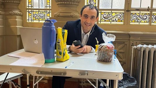 Un senador de Santa Cruz se quedó sin oficina y armó su despacho en un pasillo