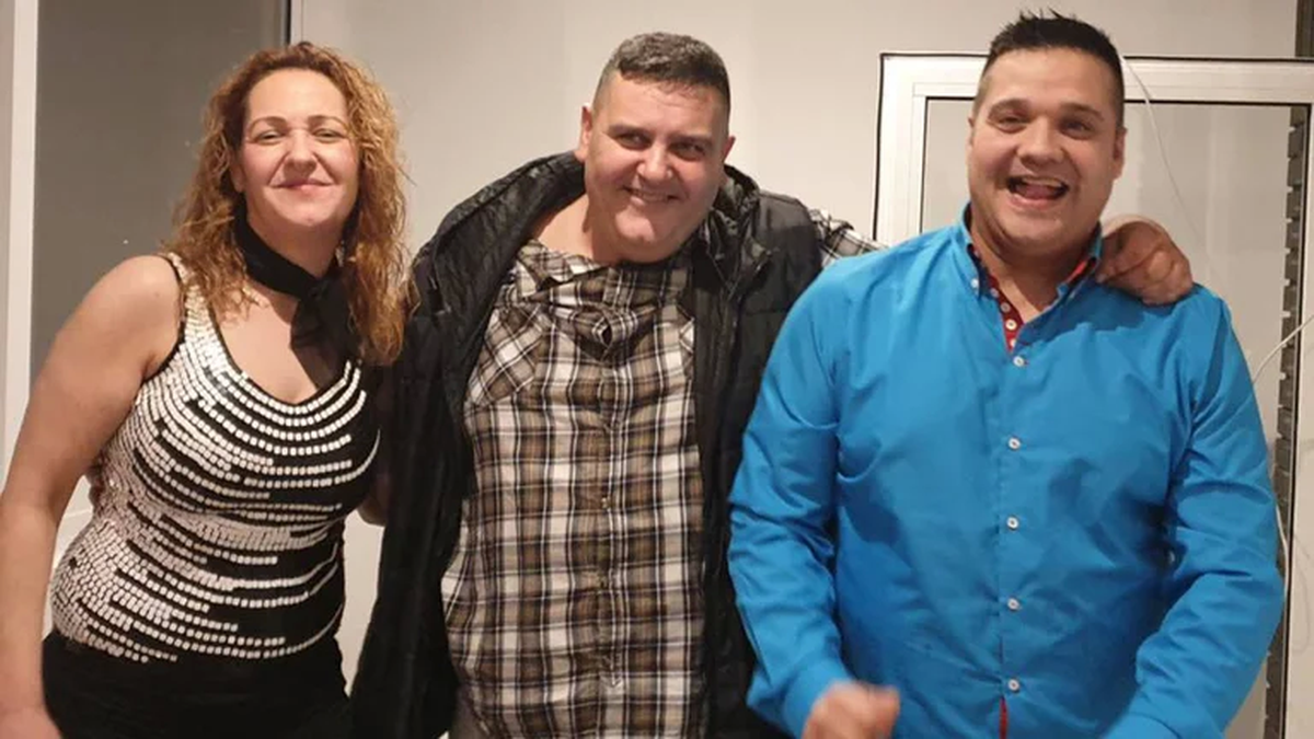 La víctima con sus hermanos en Barcelona.  