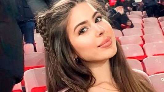 El jugado look de Sara Duque, la profesora de inglés de Julián Álvarez, en el Monumental