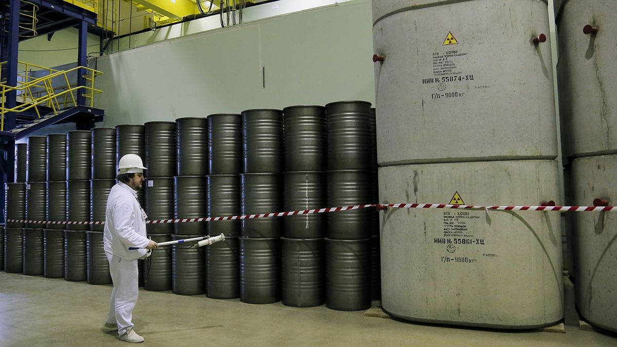  En imagen del 23 de marzo de 2016, un trabajador mide los niveles de radiación en barriles en una zona de almacenaje de desecho nuclear en la central nuclear de Chernóbil, en Ucrania. (AP Foto/Efrem Lukatsky, archivo)