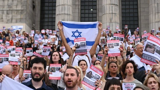 Multitudinaria manifestación contra el antisemitismo en las universidades
