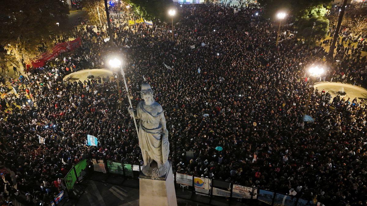 Miles de fan&aacute;ticos se re&uacute;nen en Plaza de Mayo para despedir al Indio Solari. (Foto: Reuters)