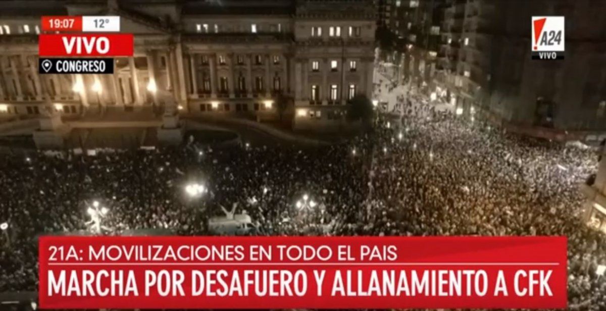 Después de su viral queremos flan, Alfredo Casero se apareció en la marcha del 21A