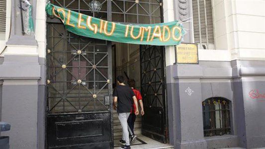 Sigue la toma del  Carlos Pellegrini por el nombramiento de un profesor al que acusan de consumir pornografía infantil