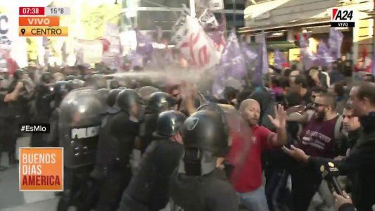 Incidentes entre trabajadores de Coca-Cola FEMSA y la Policía tras cortar el cruce de Corrientes y Callao