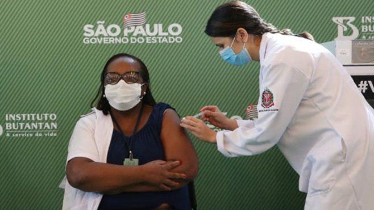 Brasil aprobó dos vacunas de emergencia e inició la aplicación de la CoronaVac
