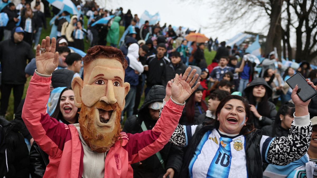 Desde las primeras horas de la jornada se desplegó un importante dispositivo en los alrededores de Ezeiza ante la expectativa de hinchas que buscan acercarse para recibir al plantel. (Foto: Reuters)