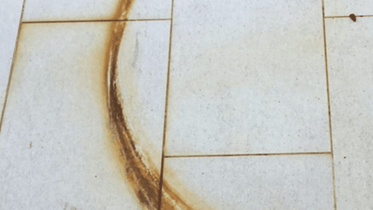 Las manchas de óxido suelen ser de las más difíciles de eliminar en pisos de cerámica y porcelanato.&nbsp;