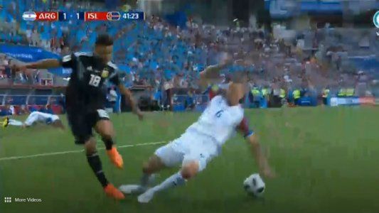 La polémica del primer tiempo: ¿fue penal para Argentina?