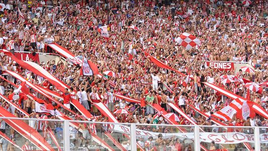 Fue a la cancha y lo echaron de su casa: el mensaje para su novia desde la tribuna
