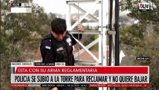 Protesta de la Bonaerense: tras dos horas de tensión, lograron bajar al policía que se había subido a una torre y amenazaba con tirarse