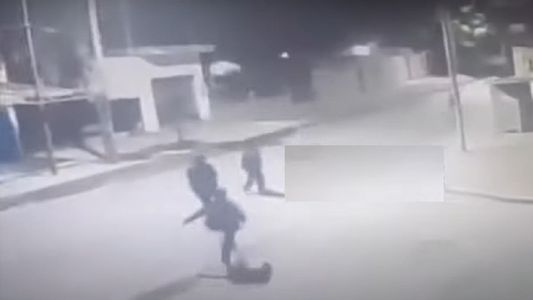 Video: el increíble escape de un joven ante una patota que quería robarle