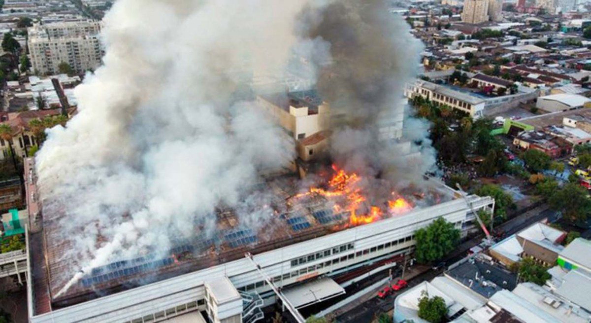 Chile: se incendia uno de los hospitales más grandes de Santiago y evacuan enfermos mientras los bomberos combaten el fuego
