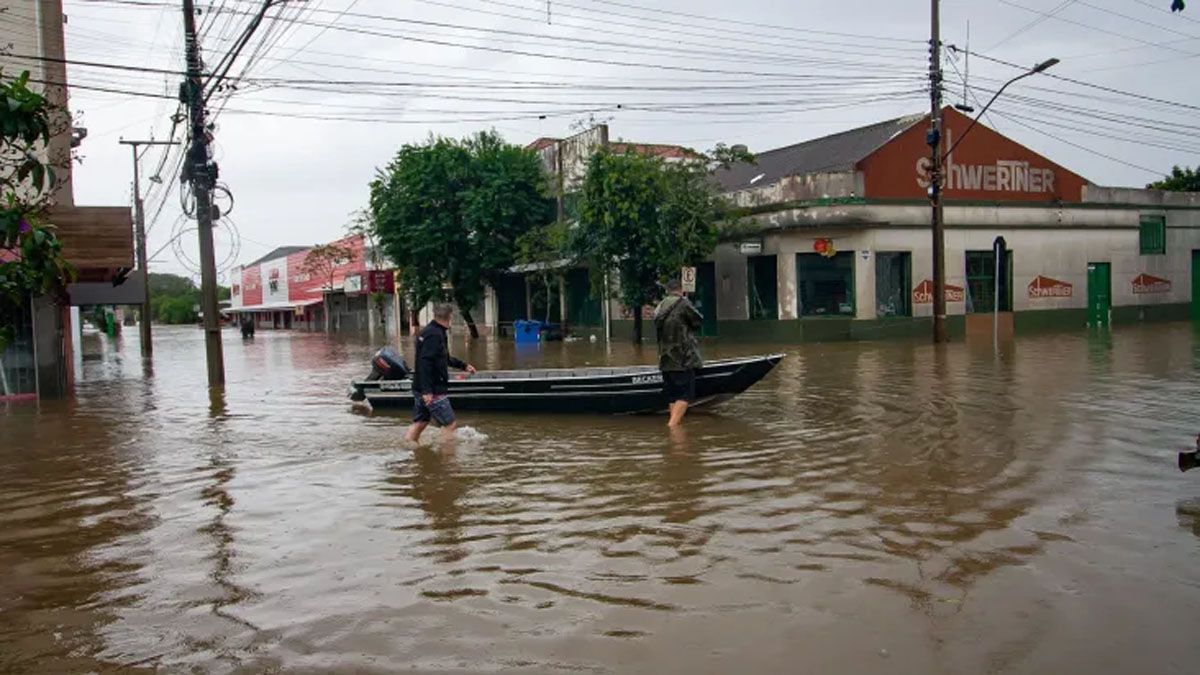 Los grupos de rescate y particulares, ayudando a las personas que están cubiertas por el agua (Foto: gentileza CNN).