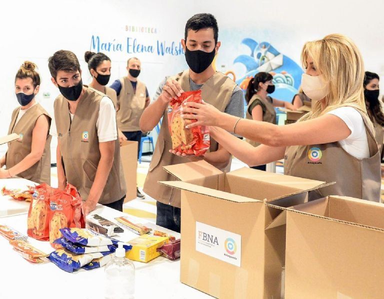 Fabiola Yañez repartió cajas navideñas para 8.000 chicos que viven en hogares