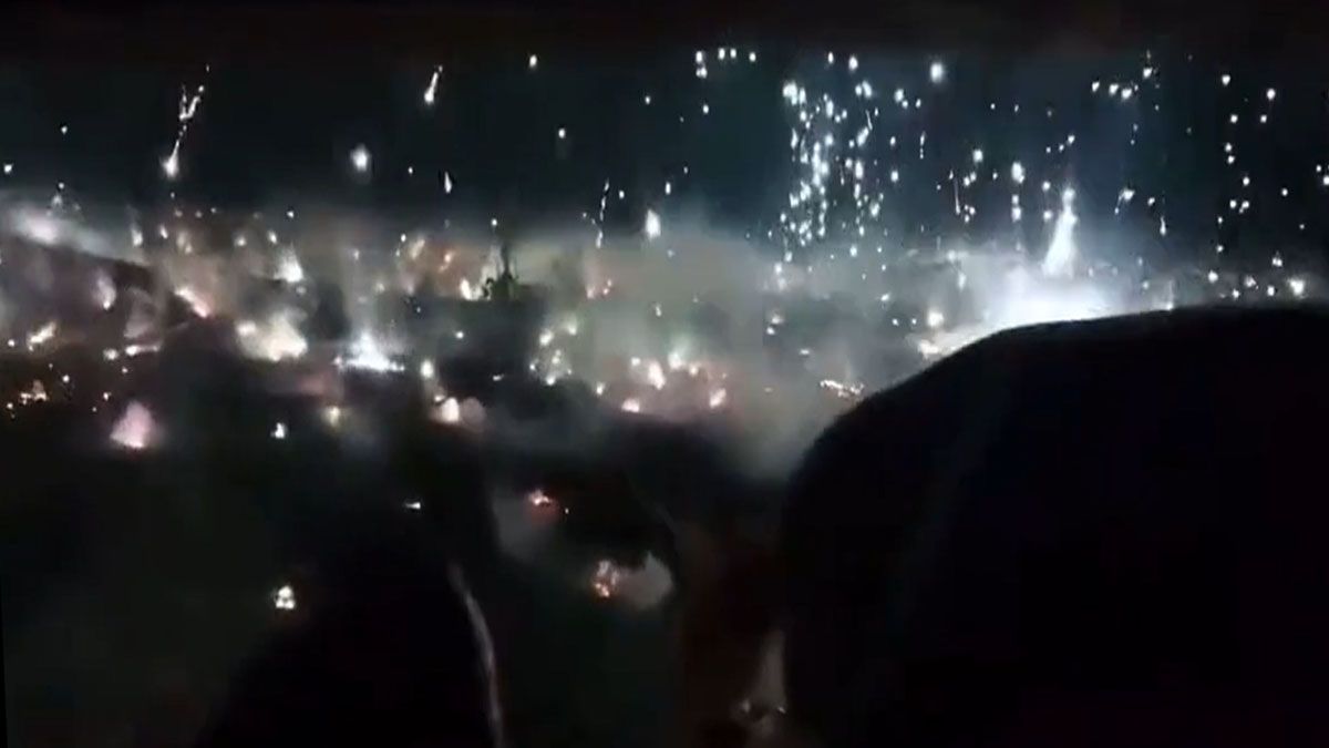 Bombas incendiarias iluminan el cielo de Ucrania en la guerra con Rusia (Foto: Captura de TV)
