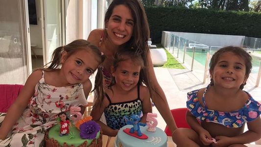 Las gemelas de Cinthia Fernández, Charis y Bella, cumplieron 5 años