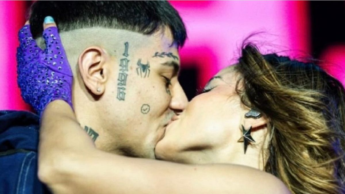 El romántico encuentro entre Duki y Emilia Mernes en su histórico show en España: el video