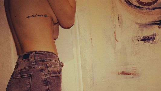 La foto sexy de la actriz mostrando las curvas y su tatuaje: ¿Quién es?