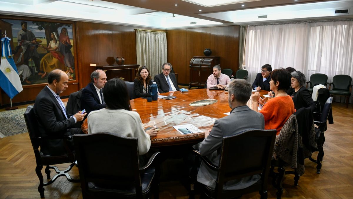 Batakis se reunió ayer con el gabinete economico y anunció flexibilizar importaciones de insumos y un nuevo dolar para los turistas