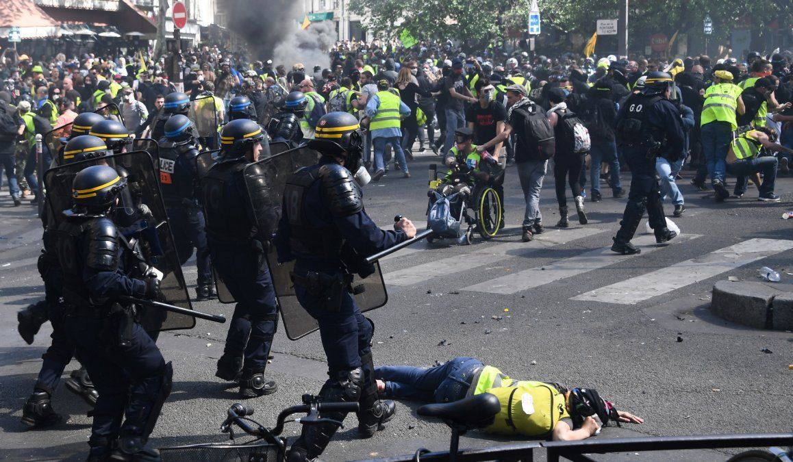 Más de 120 detenidos en otra protesta de chalecos amarillos en París