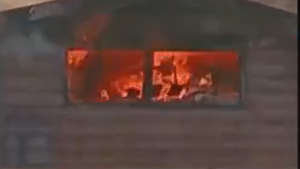 Las llamas se destacaron en la estructura del edificio. (Foto: captura A24)