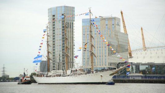 Tras 17 años, la Fragata Libertad ancló en el puerto de Londres