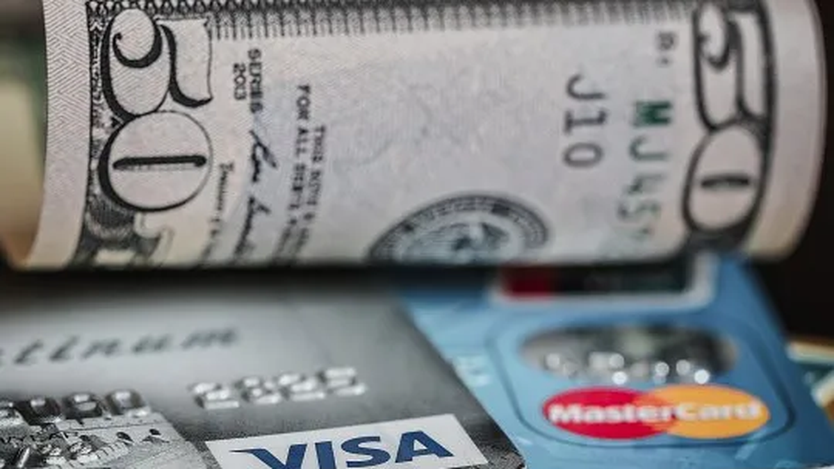 Blanqueo: el Banco Central habilitará tarjetas de débito en dólares para titulares de cuentas CERA (Foto: archivo).