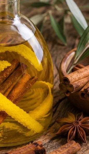 Truco casero: para qué sirve mezclar aceite de oliva, canela y cáscara de limón en casa