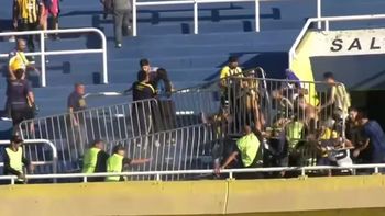 video: incidentes entre los hinchas de rosario central y penarol en la previa del debut en libertadores video: incidentes entre los hinchas de rosario central y penarol en la previa del debut en libertadores