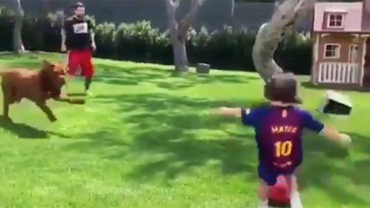 El video del momento: Messi jugando al medio en su casa con Thiago, Mateo y Hulk, la mascota de la familia