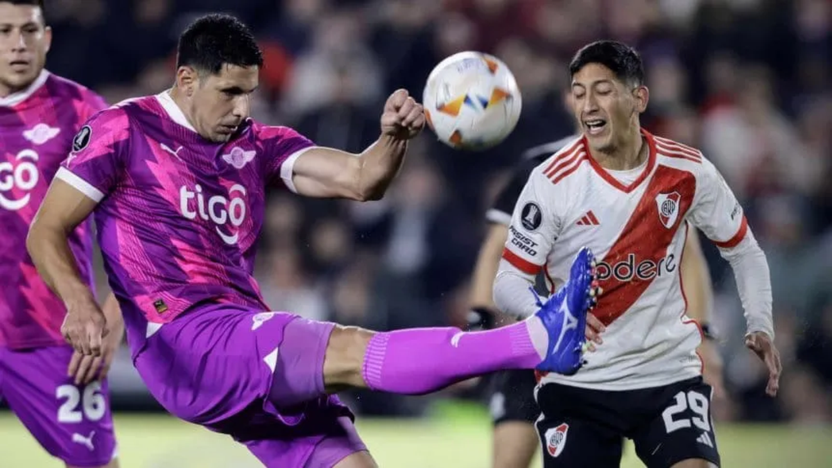 Rodrigo Aliendro, en plena disputa de pelota en River vs. Libertad (Foto: Fotobaires).