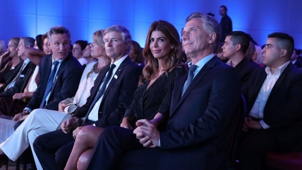 Macri junto a los hermanos Saguier, en la celebraci&oacute;n de los 150 a&ntilde;os de La Naci&oacute;n.