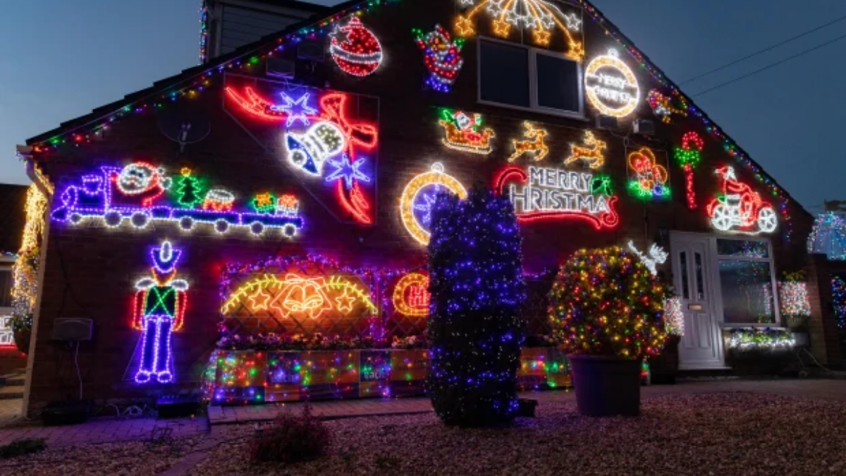 Según las imágenes viralizadas se pueden ver muñecos de nieve y Papá Noel iluminados en la parte delantera de la casa