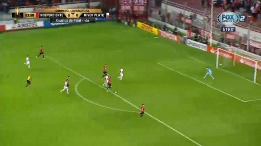 Gastón Silva casi hace un golazo, pero el palo volvió a salvar a River