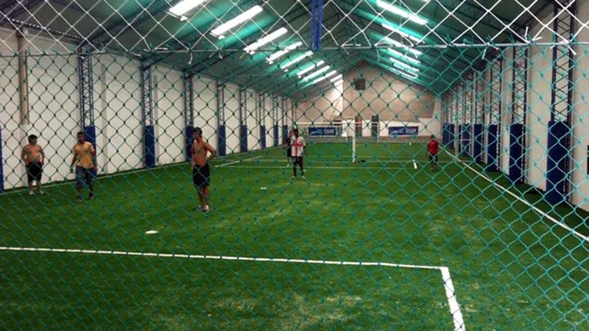 Rosario narco: balearon una cancha de fútbol. (Foto: La Capital)