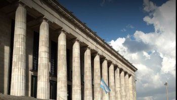 apunalaron a un turista australiano frente a la facultad de derecho y esta con pronostico reservado