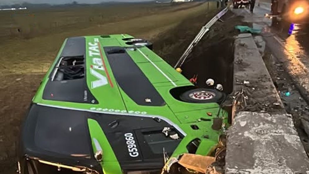 Un micro cayó de un puente en Carmen de Areco por el temporal: hay heridos