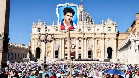El papa León XIV canonizó a Carlo Acutis: la increíble historia del primer santo millenial