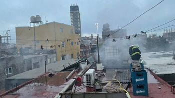 Dramático incendio en el Barrio 31: una persona debió ser internada por quemaduras