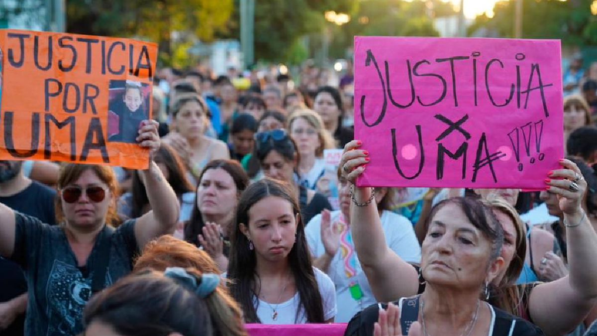 Crimen de Umma: cientos de vecinos marcharon a la comisaría para pedir justicia. (Foto: gentileza Diario Panorama)