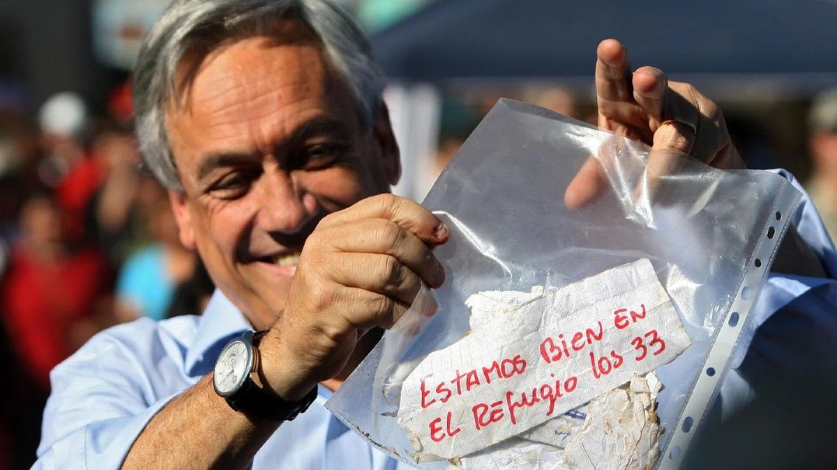 El presidente chileno Sebastián Piñera mostraba el icónico mensaje en el que los mineros confirmaban que todos estaban con vida: 