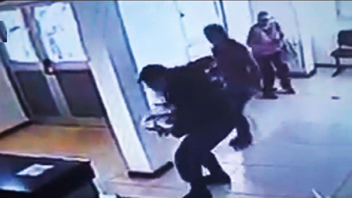 Tenso momento. Un policía intenta reanimar al menor con maniobras de Heimlich (Foto: captura de TV).