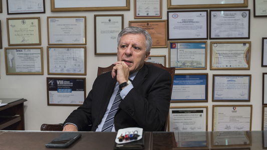 Daniel López Rosetti, cardiólogo: Nunca te quedes en la cama si no puedes dormir